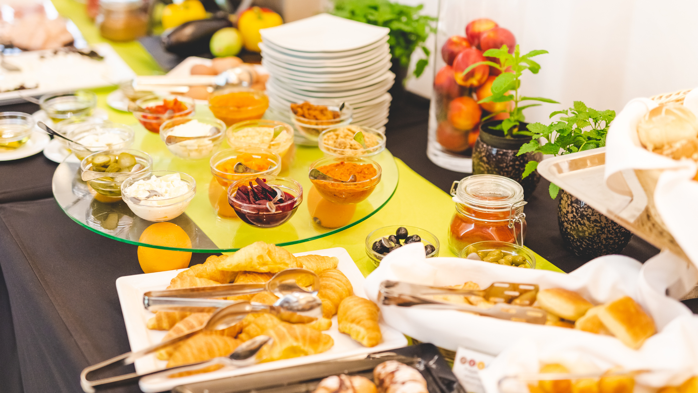 alt text: disposizione attrezzatura buffet colazione hotel  