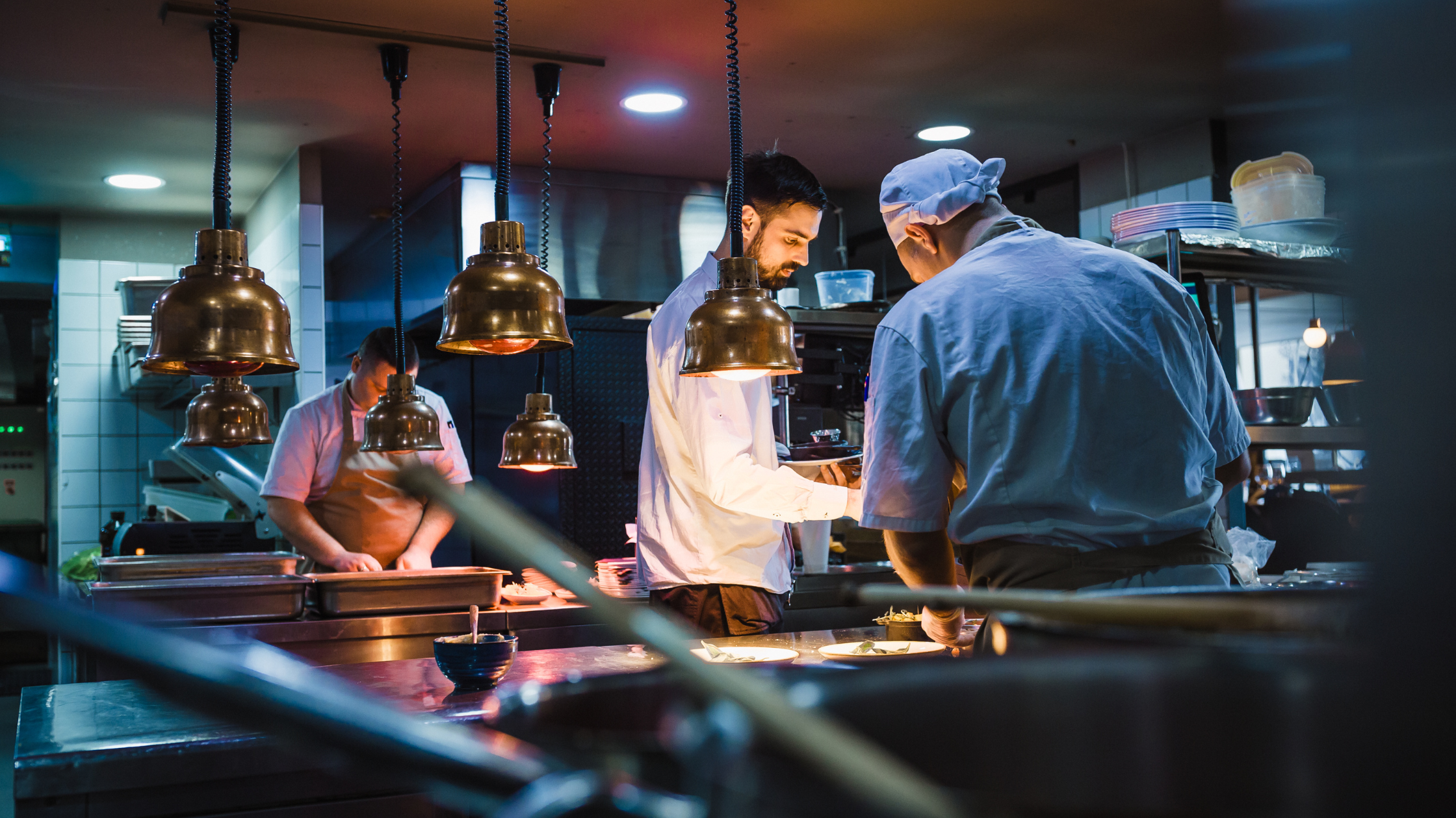 chef che cucinano con attrezzature per ristoranti di ultima generazione