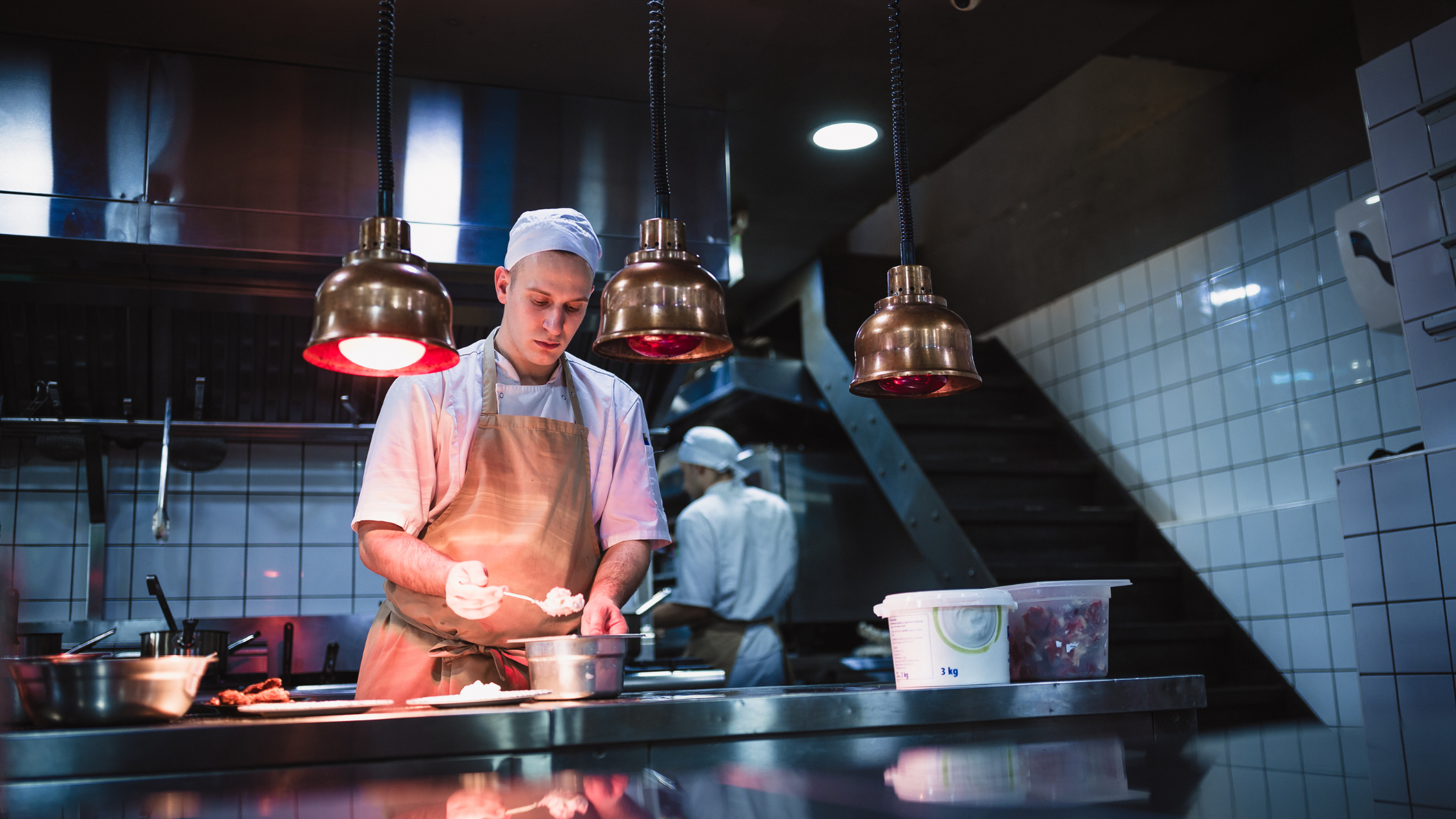 chef che cucinano con attrezzature per ristoranti di ultima generazione