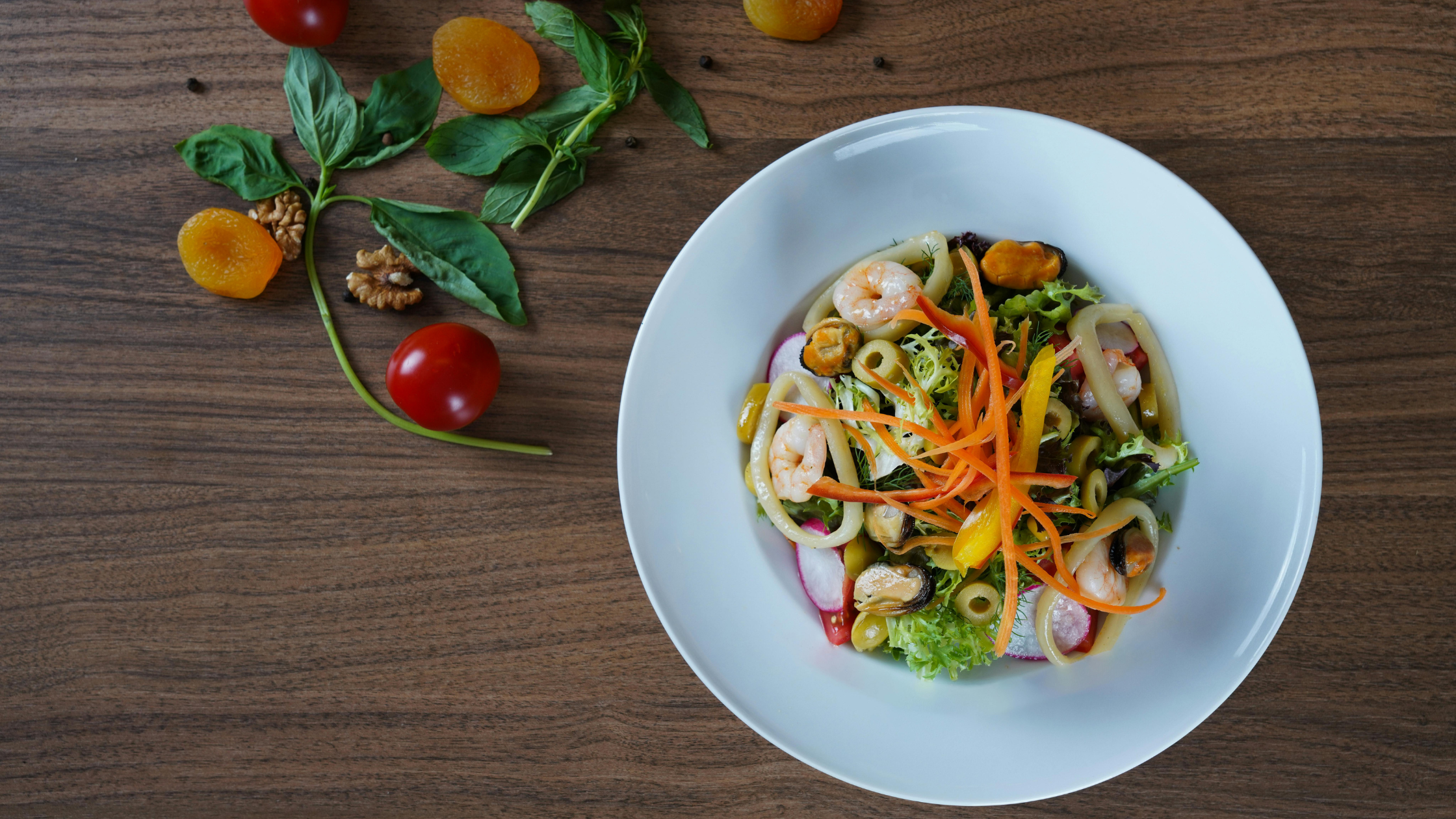  ingredienti freschi e locali per piatto di menù sostenibile 